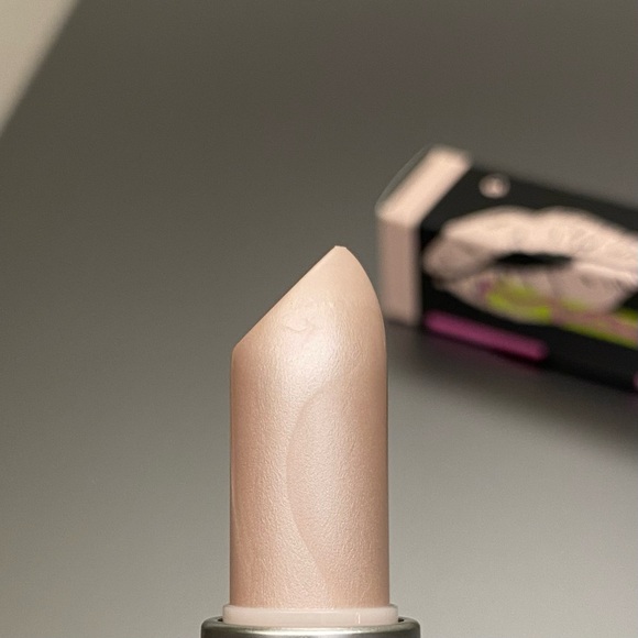 MAC Bringbacks “Bubbles” Lipstick - Picture 4 of 7